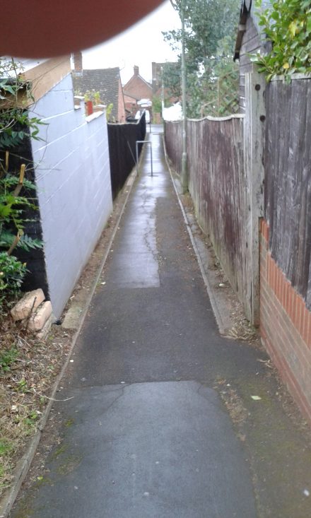 path between folly view rd and leamington drive 008
